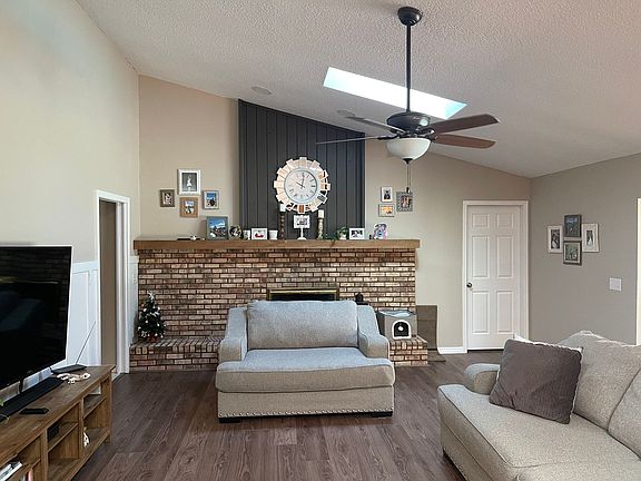 5th image of 213 Bloomingfield Dr