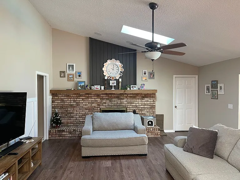 213 Bloomingfield Dr — Photo 5