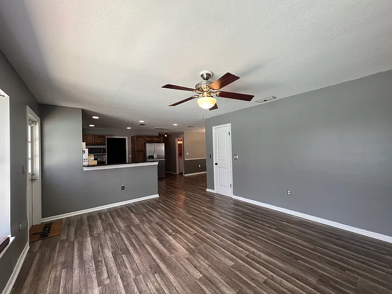 630 Queens Cir — Photo 10