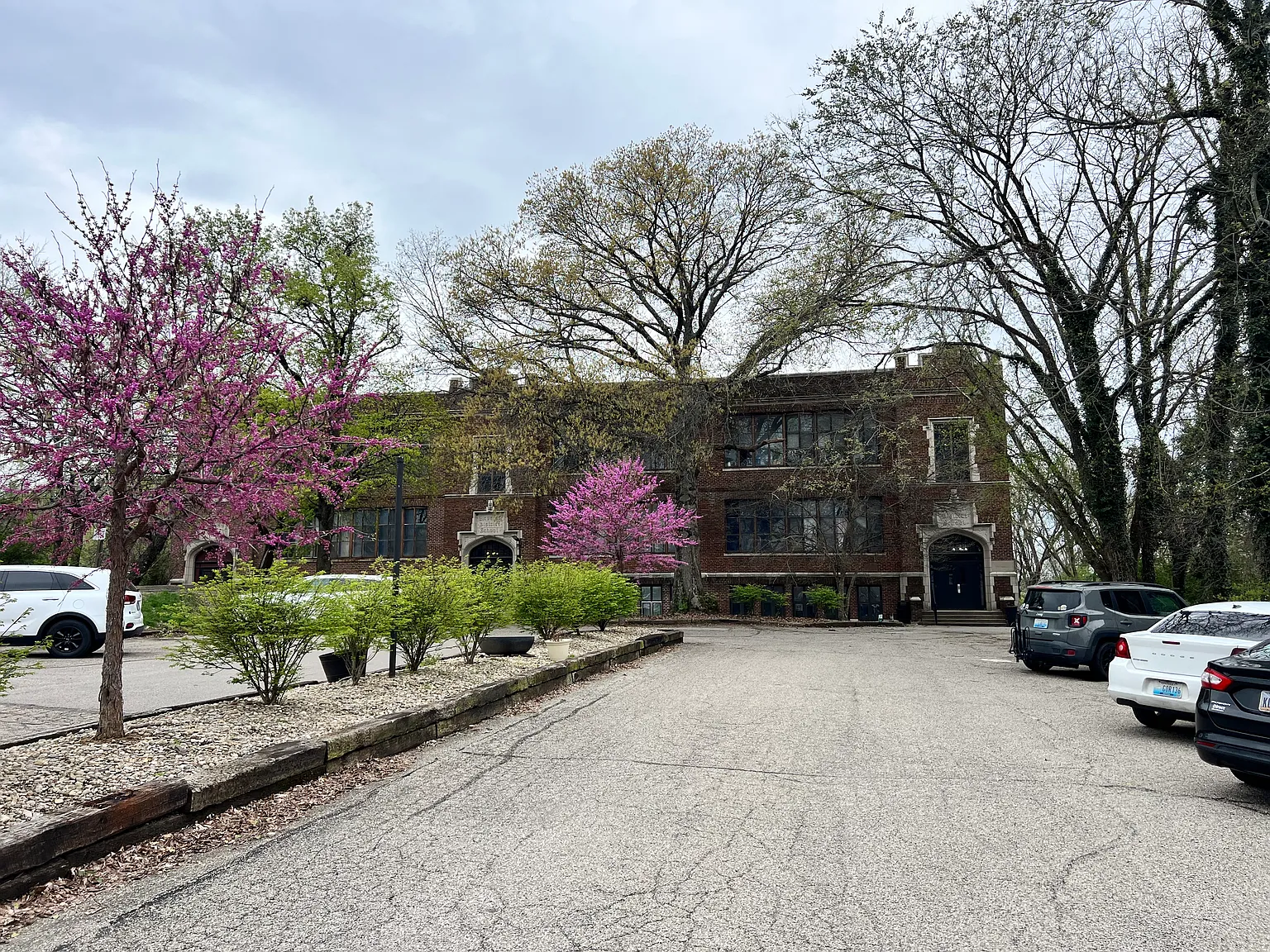 Parkway Apartments — Photo 1