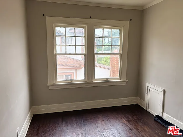 2142 S Victoria Ave — Photo 27