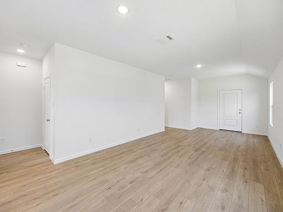 4th image of 707 Springwell Dr