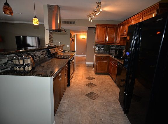5th image of 850 Wellington Ave Unit 411