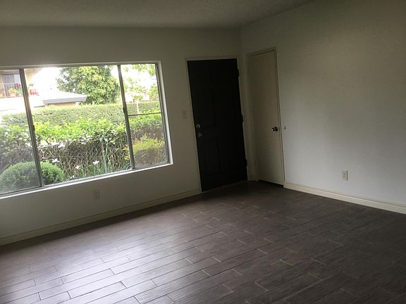 2nd image of 119 W Live Oak St APT B