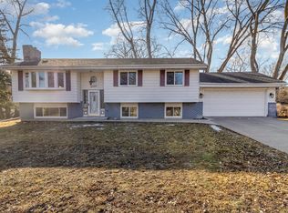 5305 Greenview Ln, Golden Valley, MN 55422