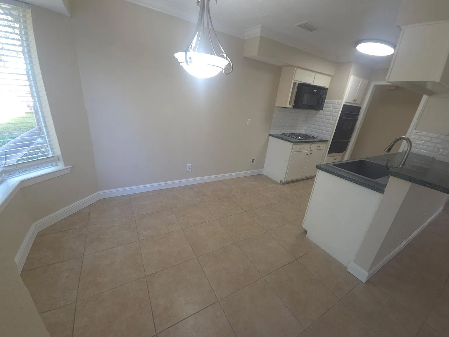 3 bed, 2.0 bath, 1301 sqft, $1,900 — Photo 4