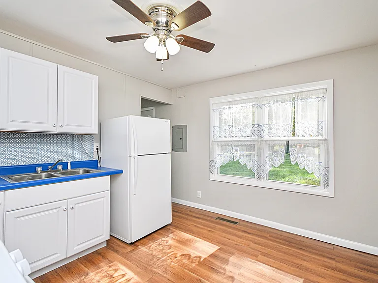 647 Bellaire Ct — Photo 8