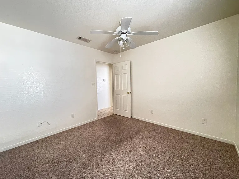 4800 John David Dr — Photo 9