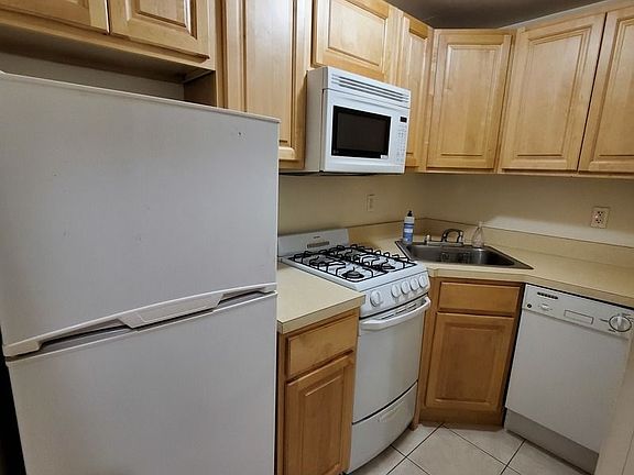 4th image of 26 W 75th St APT 1A
