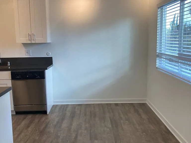 570 N Los Robles Ave — Photo 47