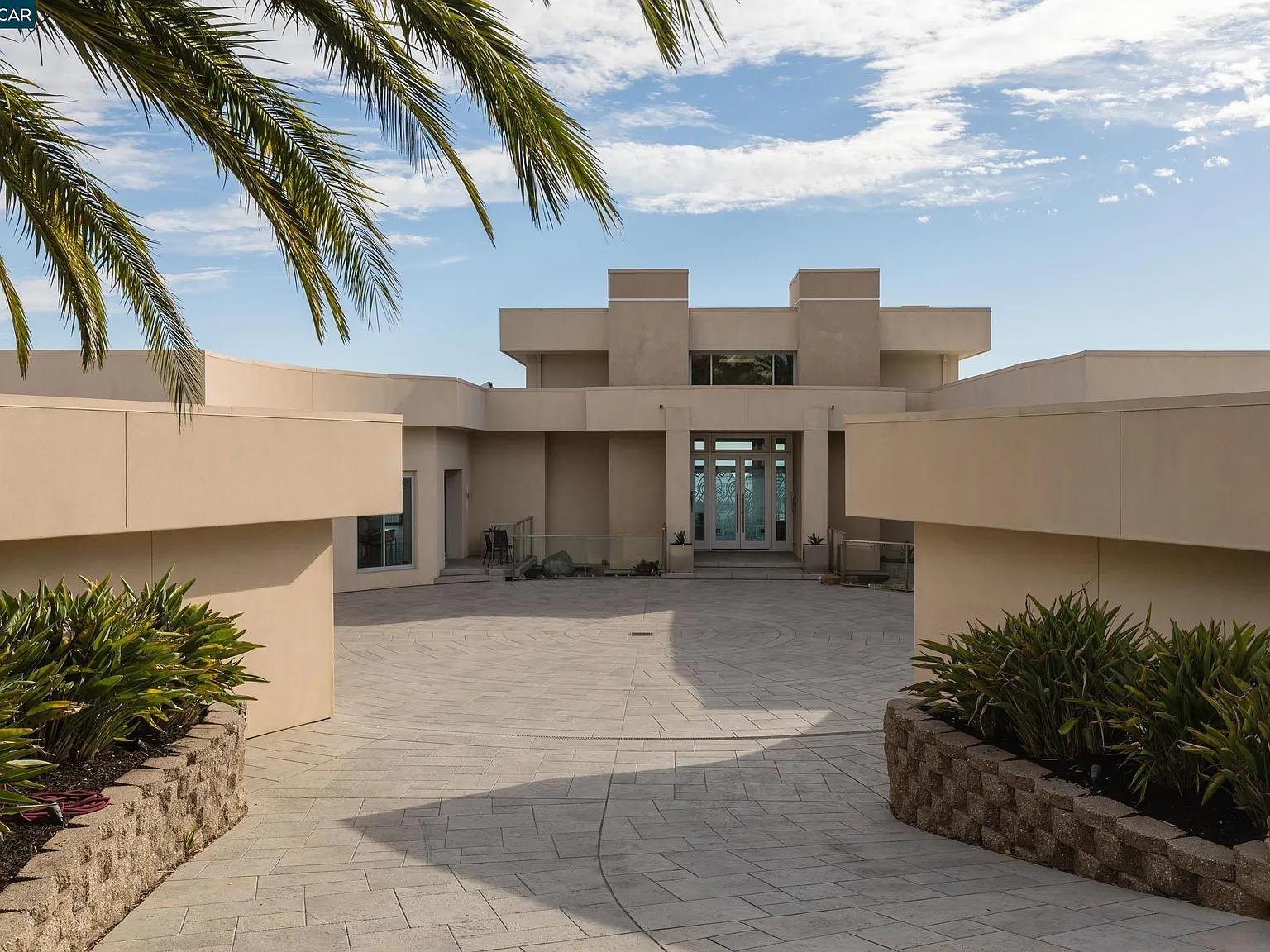 5 bed, 9220 sqft, $25,000 — Photo 4