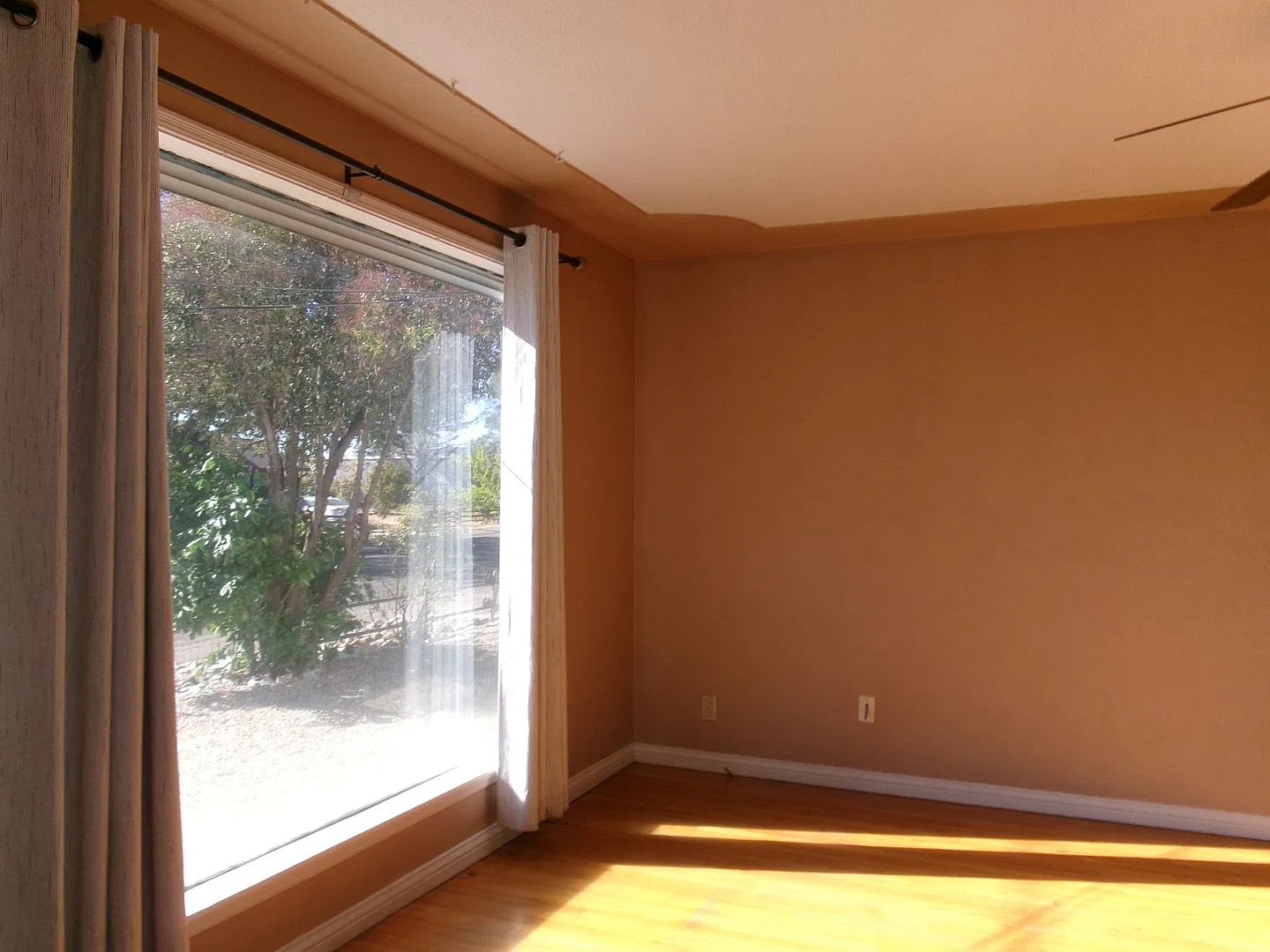 Renovated downtown home with 1 car garage! — Photo 2