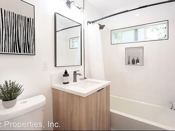 4th image of 1226 N Laurel Ave #15213605