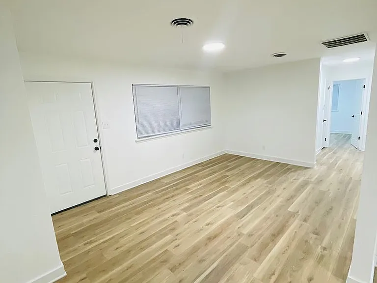 3605 Pine Cone Dr — Photo 3