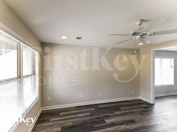 3rd image of 200 Castlebar Cir
