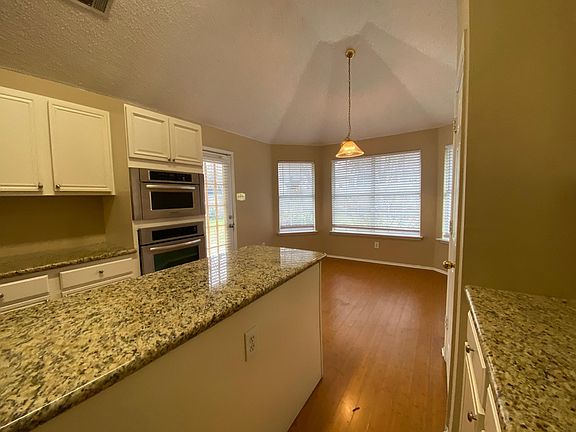 3rd image of 200 E Lynn Creek Dr