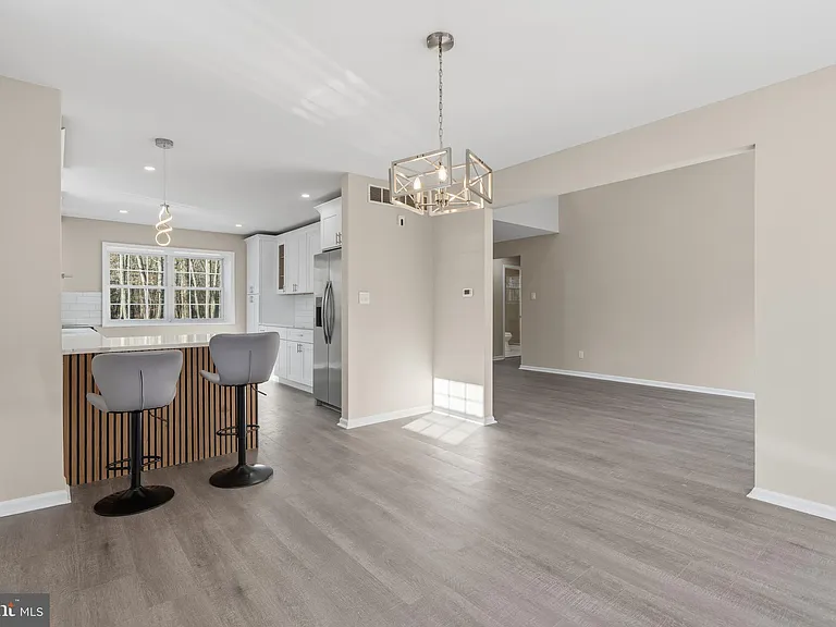 221 Oak Ln — Photo 13