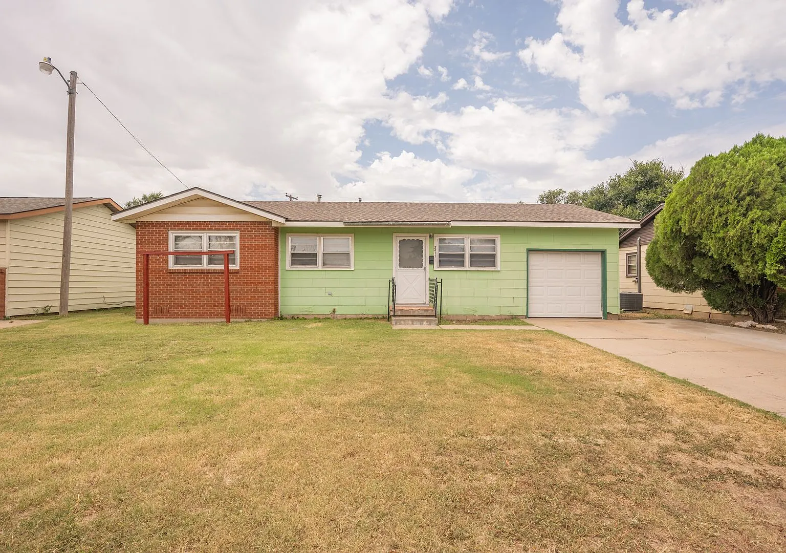 Three Bedroom Home for Lease! — Photo 3