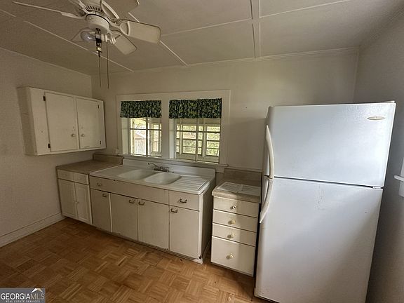 3rd image of 519 Harvey St