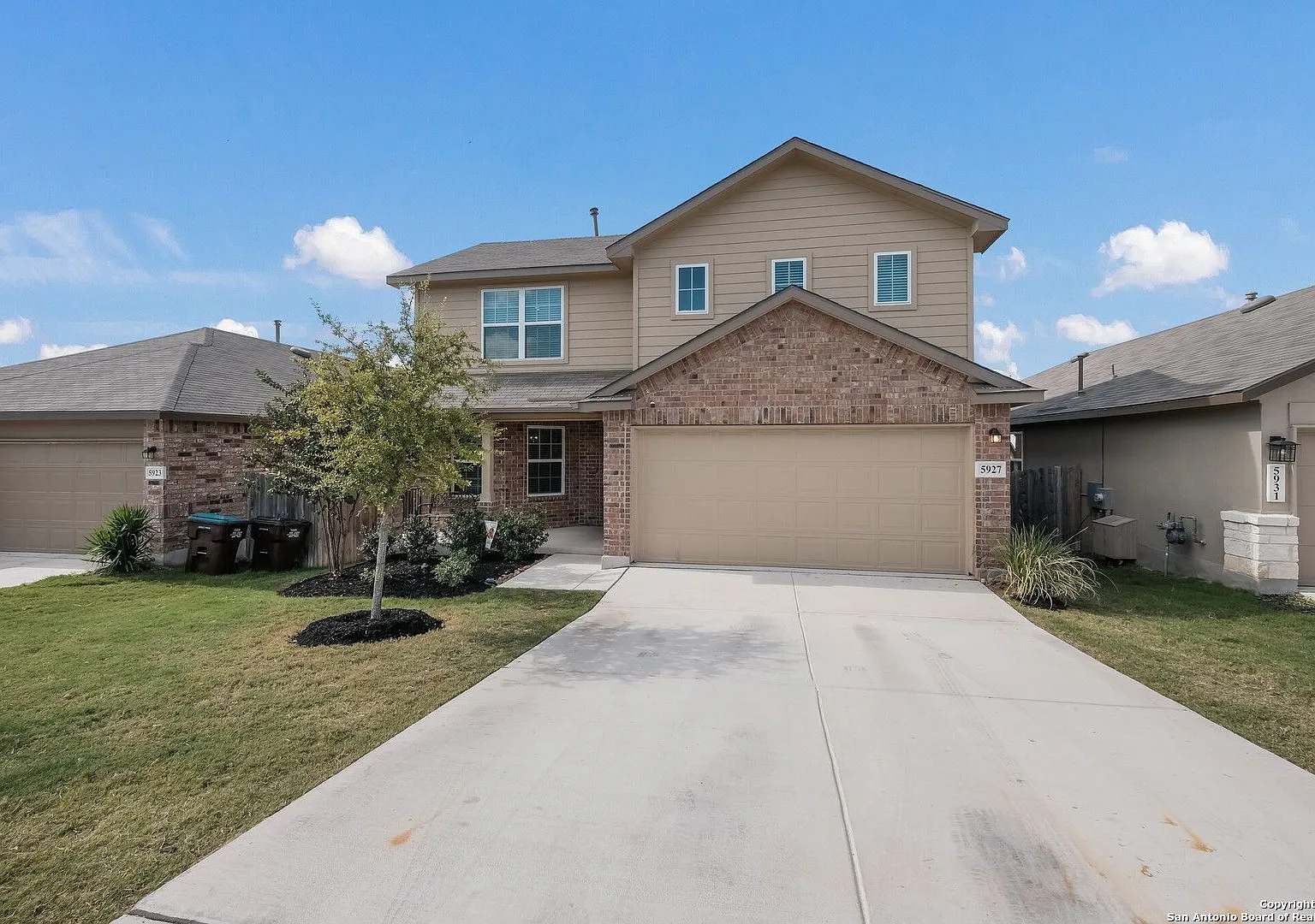Spacious 4-Bedroom Home in Alamo Ranch with Backyard Deck — Photo 1