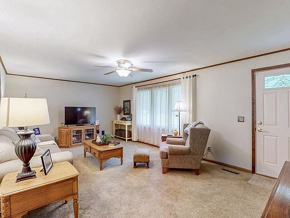 4th image of 111 Honeysuckle Ln