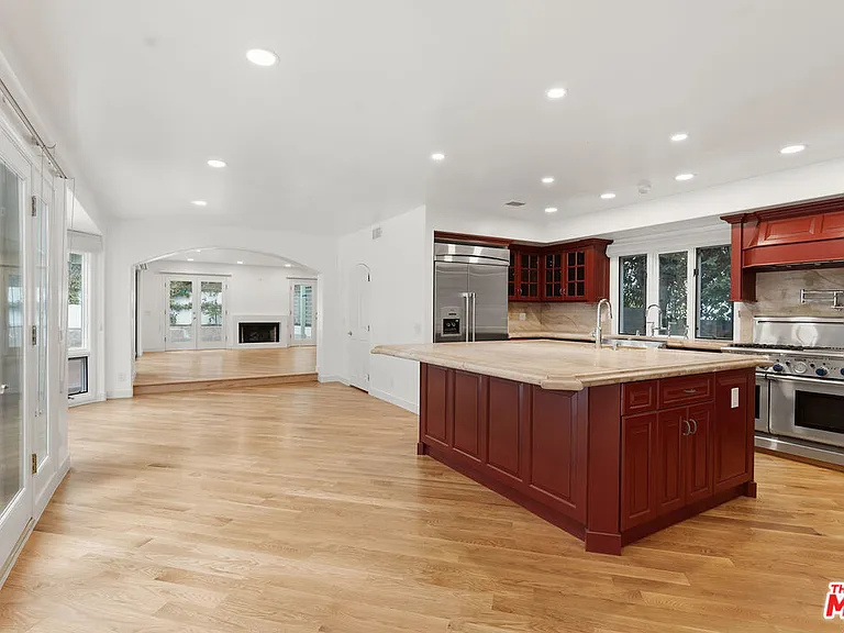 1200 N Doheny Dr — Photo 14