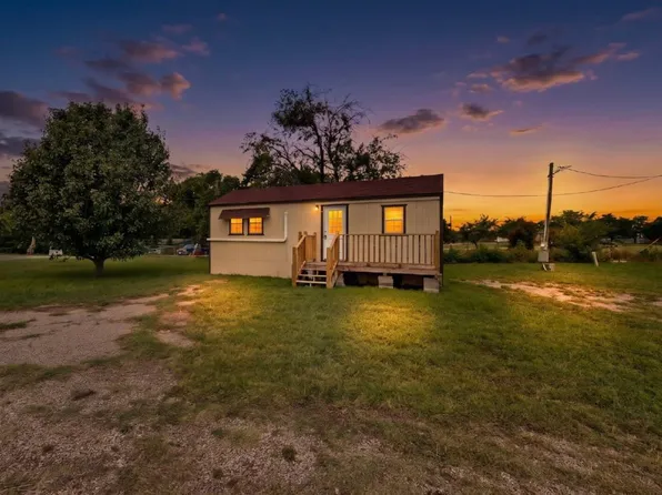 1661 E 2nd St, Cleburne, TX 76031
