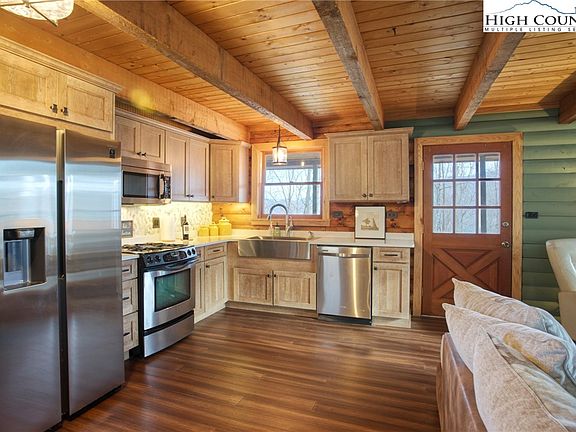 4th image of 820 Willow Mountain Drive