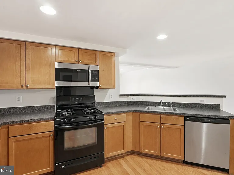 1421 N Van Dorn St #A — Photo 11