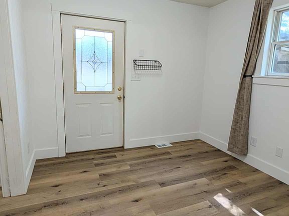 5th image of 218 E Meadow Lawn St