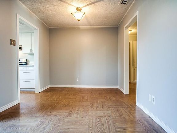 5th image of 1121 Larchfield Dr