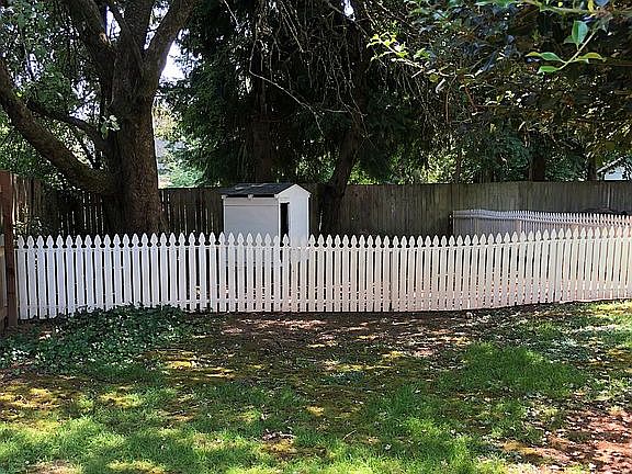 2nd image of 5015 NE 51st St