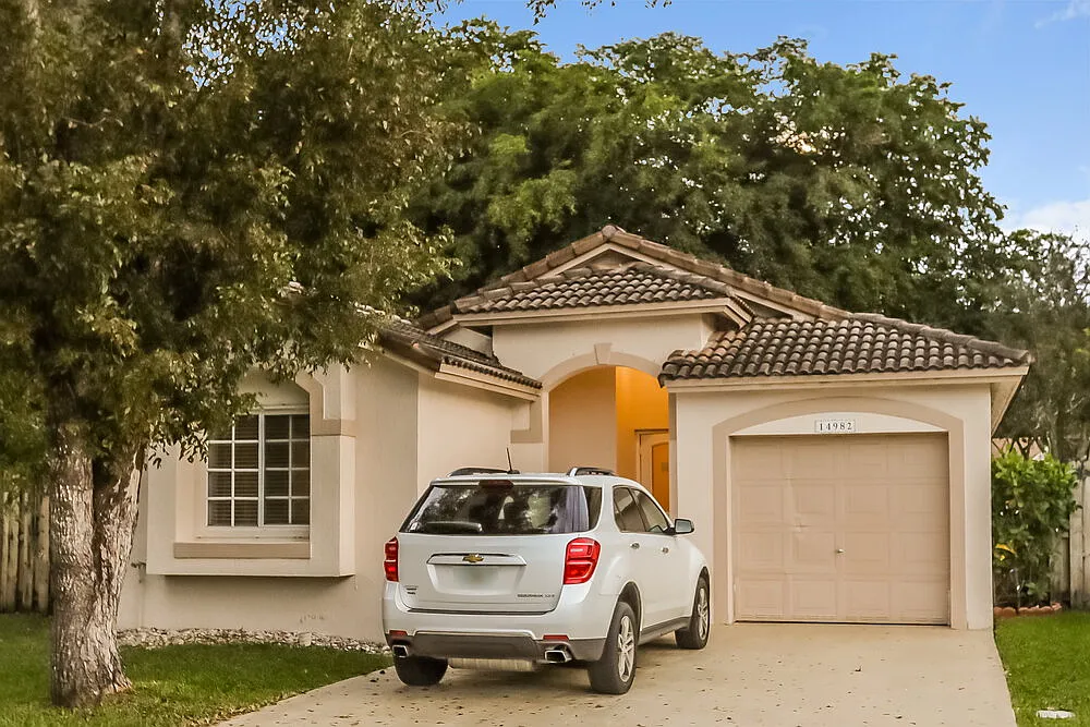 3 bed, 2.0 bath, 1301 sqft, $4,020 — Photo 1