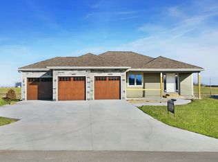 15634 Stonington Rd, Wamego, KS 66547