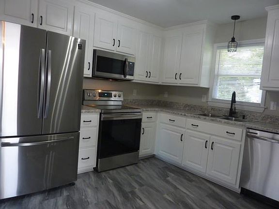 3rd image of 421 Lansbury Dr