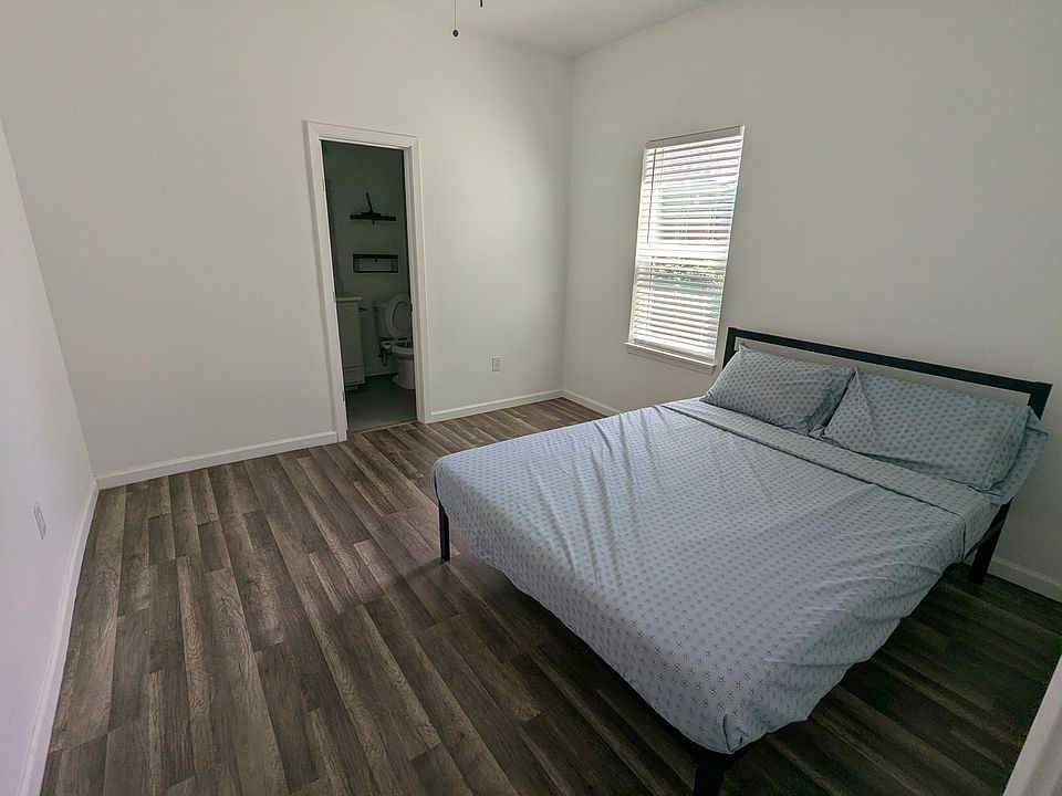 1st image of 1215 E 12th St #1