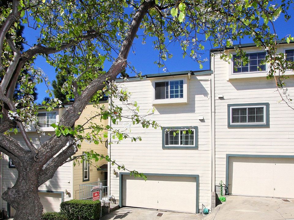 Beautiful Hayward Hillside Townhome