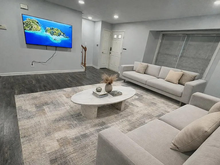 203 Regina Ln — Photo 1