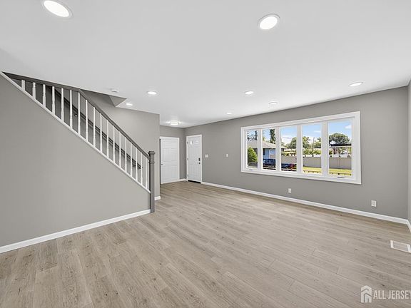 5th image of 103 Minna Ave