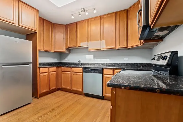 3 bed, 1200 sqft, $2,600 — Photo 2