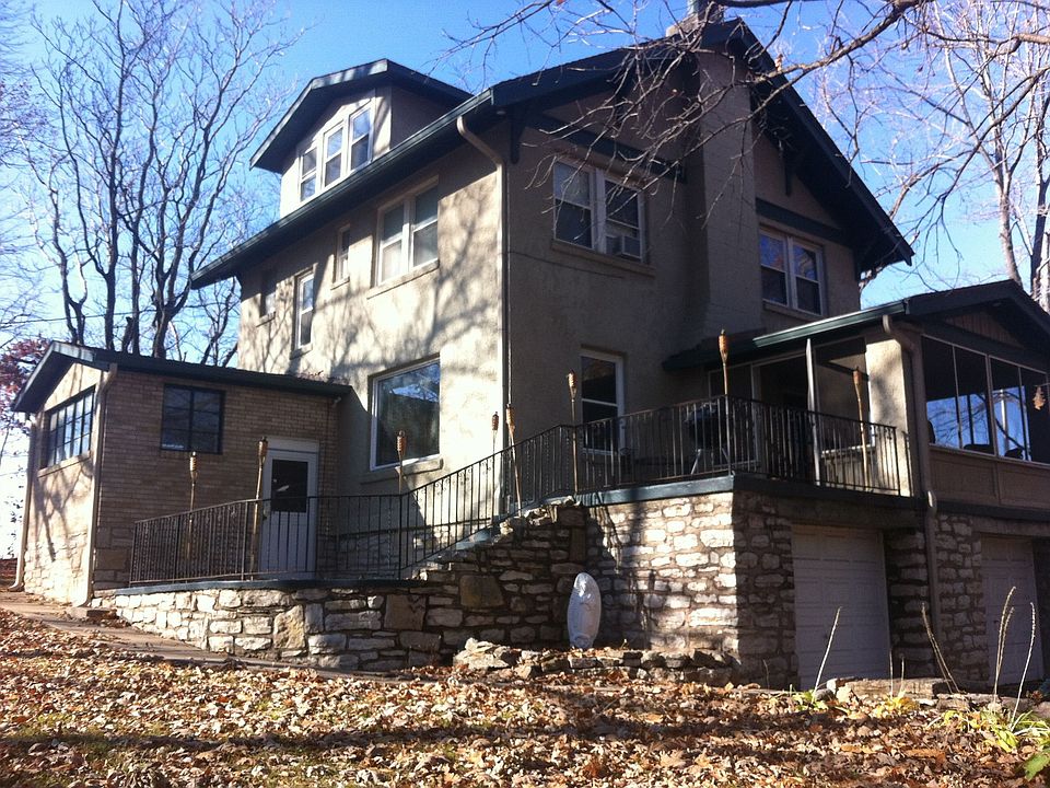 2-tiered stone patio w/ screened in porch