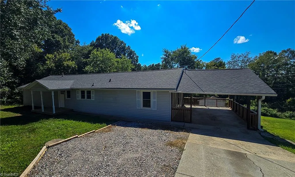 4 bed, 2.5 bath, 1752 sqft, $1,700 — Photo 1