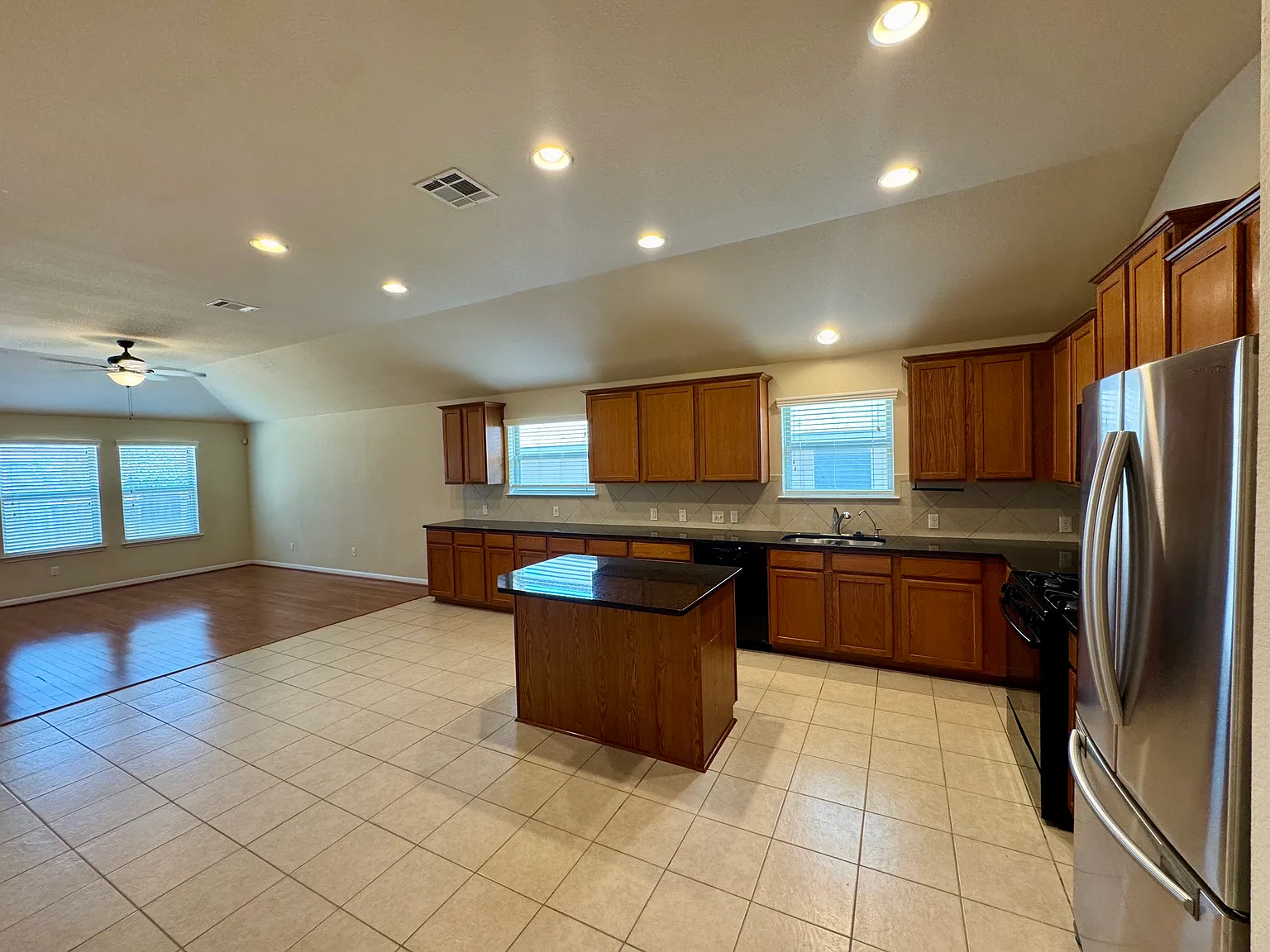 3 bed, 1724 sqft, $1,899 — Photo 3