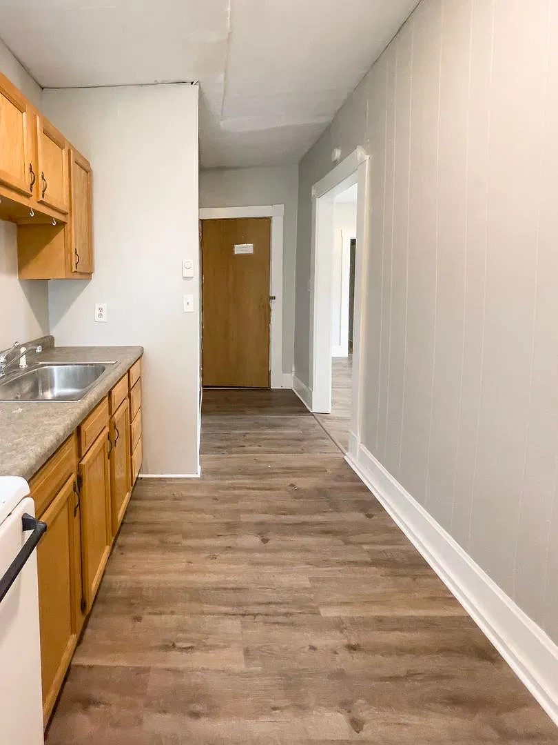 216 N McKinley Ave - Walk to Campus & White River Greenway — Photo 4