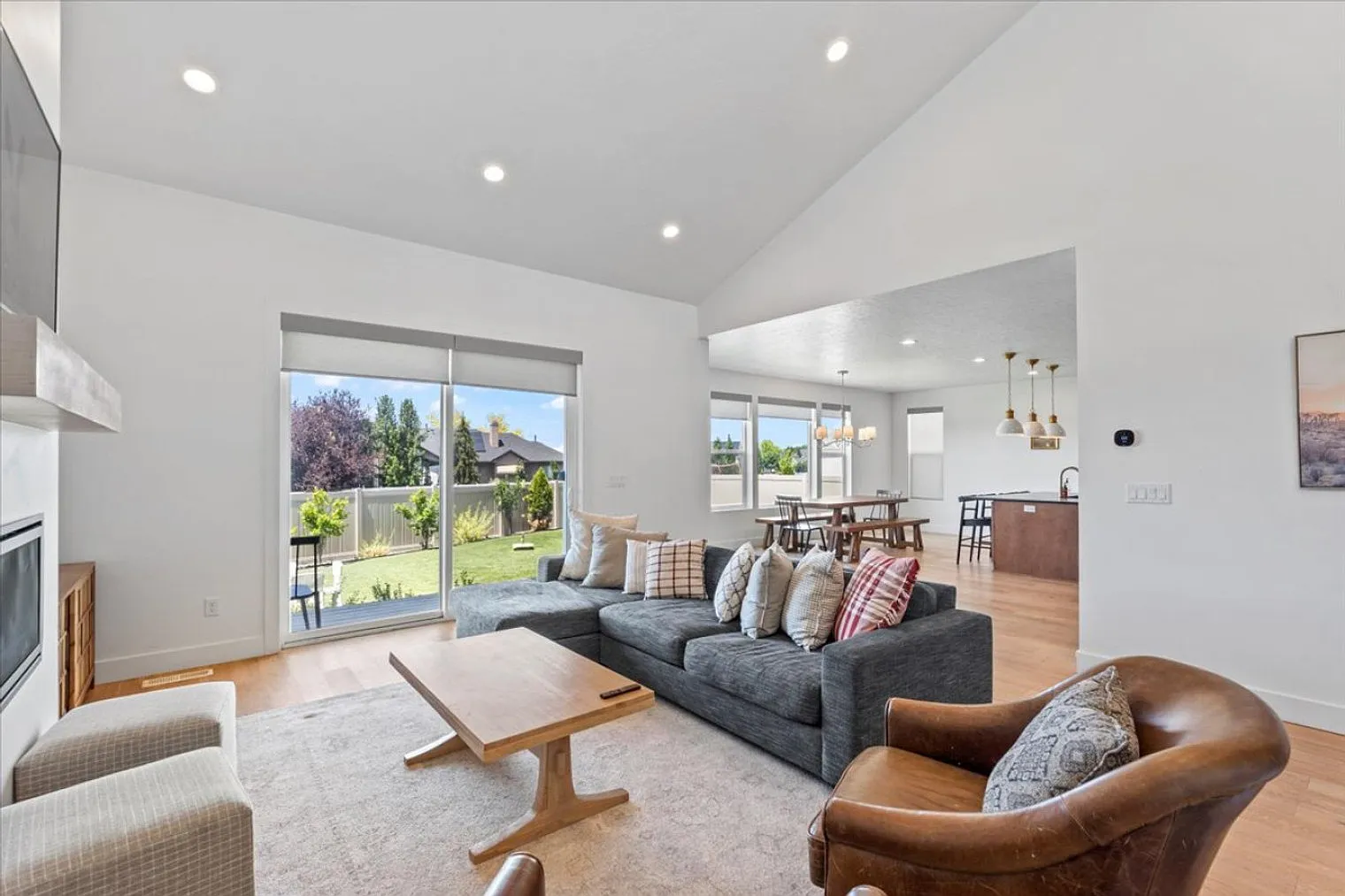 5 bed, 4.0 bath, 3993 sqft, $6,842 — Photo 1