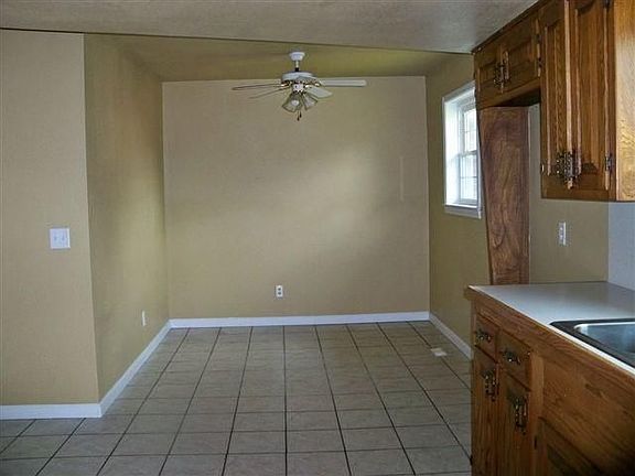 4th image of 210 Valley Dr