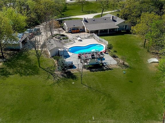 2nd image of 2216 Woodland Dr
