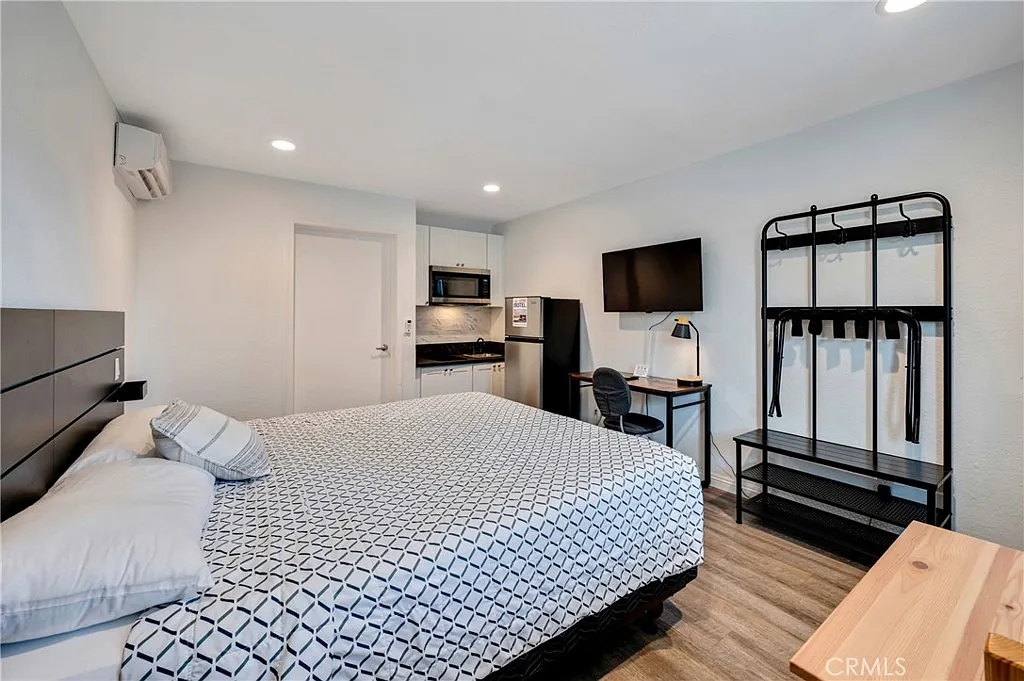 Studio, 242 sqft, $1,699 — Photo 1