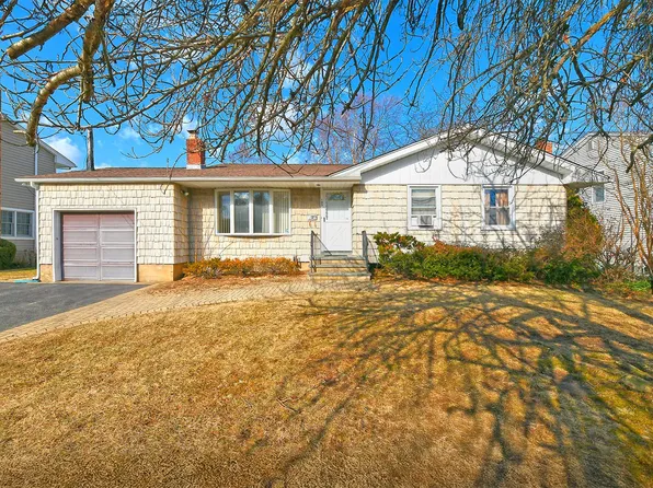 103 Cedar Drive W, Plainview, NY 11803