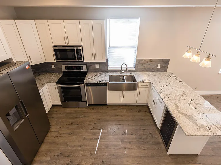 800 E Cherry St — Photo 2